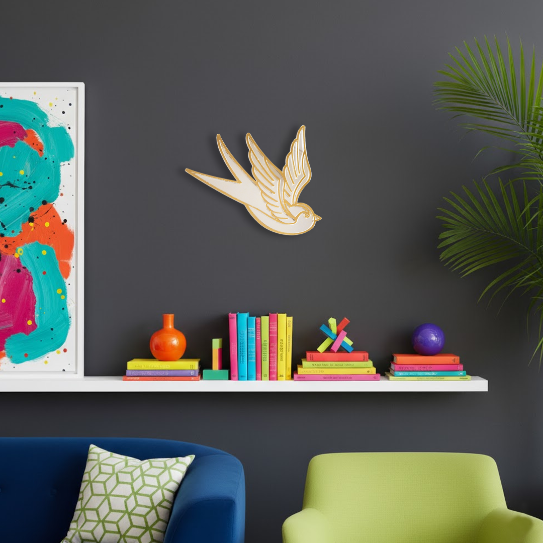Gouden en zilveren acryl spiegel in tattoo-stijl van een zwaluw, hangend aan een muur.