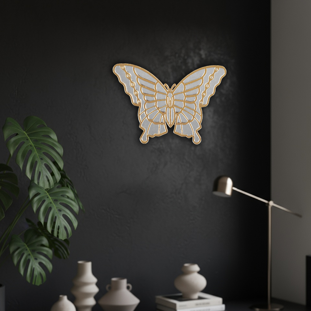 Handgemaakte Vlinder Tattoo Spiegel van goud en zilver spiegelacryl op hout door Lekky Studio in Twente