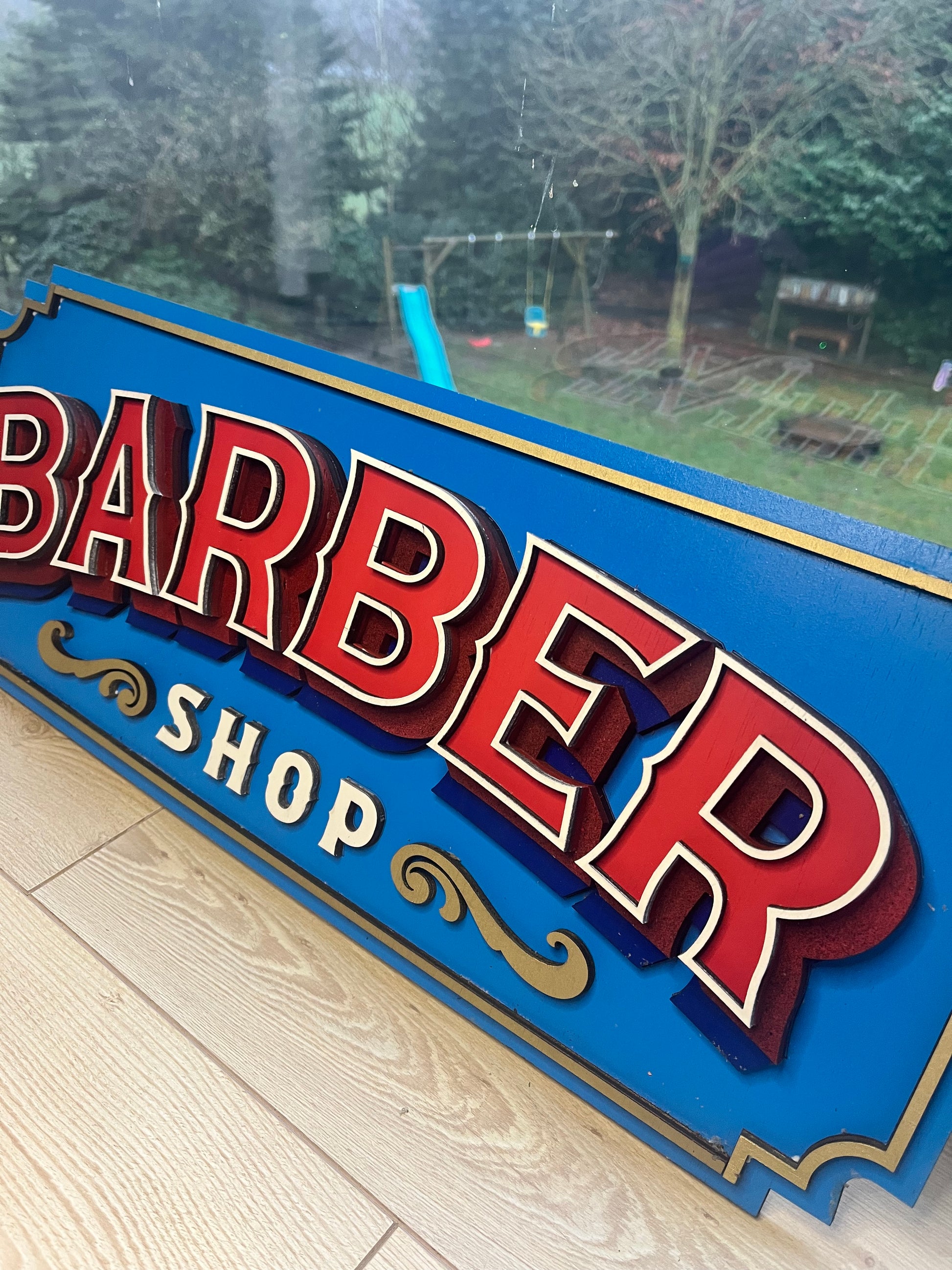 Handgemaakt 3D houten Barbershop Sign met gelaagd design door Lekky Studio in Twente