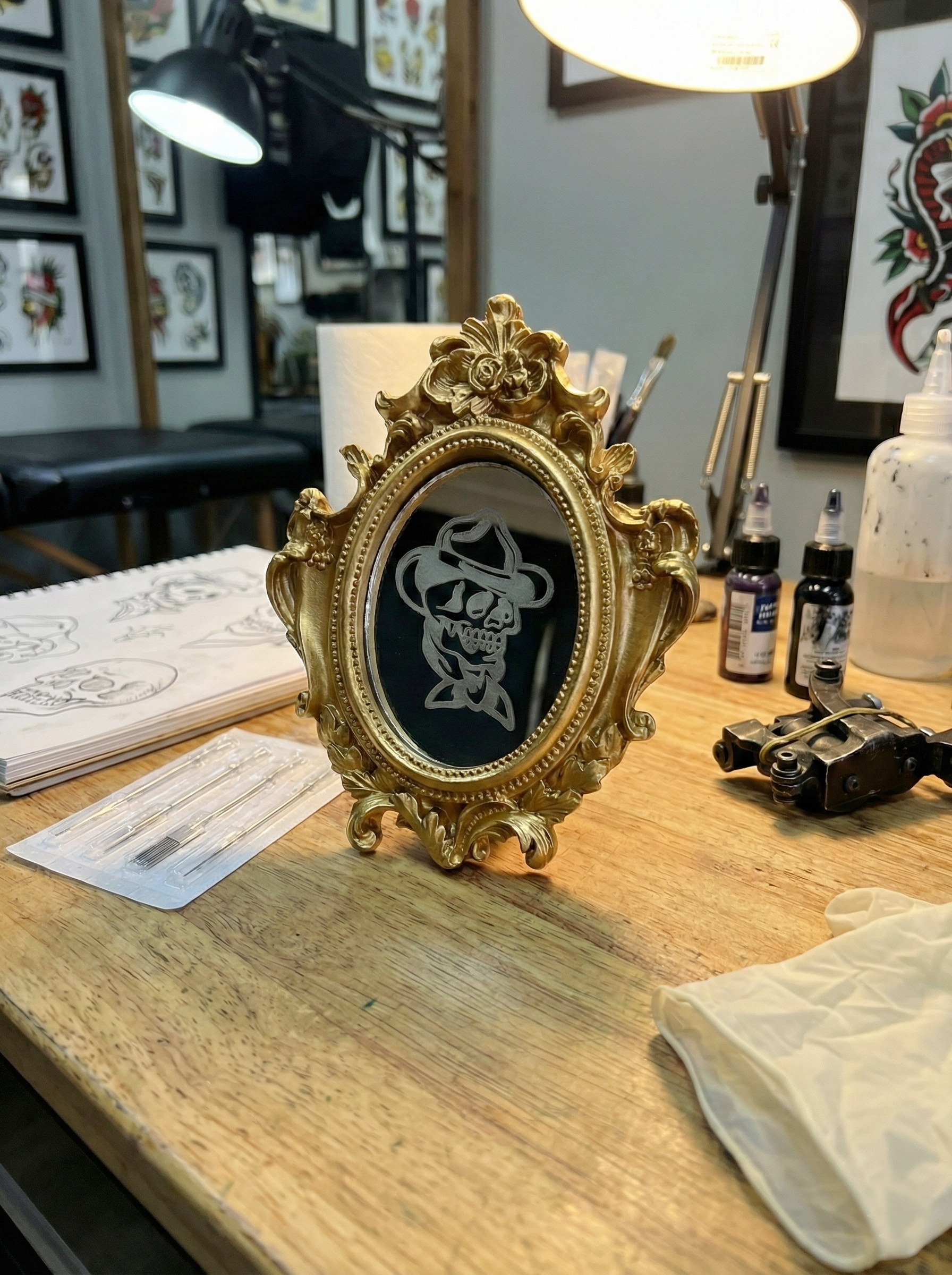 Gouden mini spiegel met gegraveerde cowboy skull tattoo door Lekky Studio in Twente.