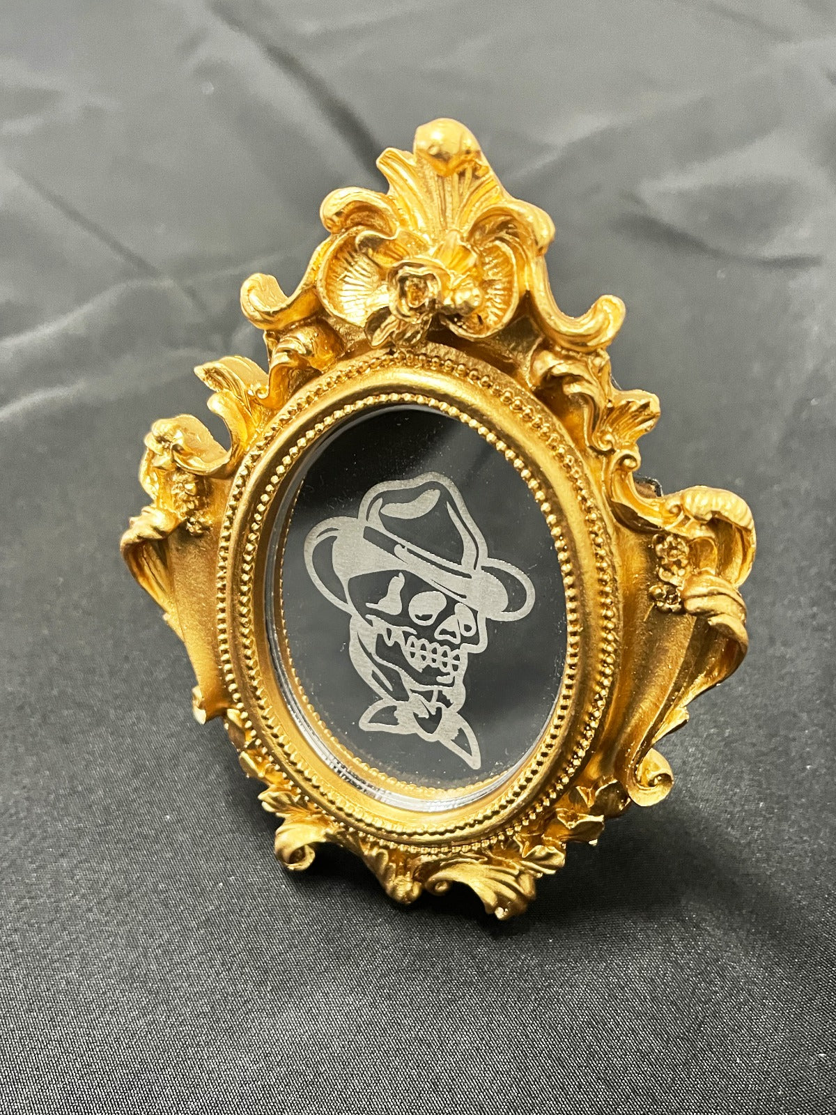 Gegraveerde acryl spiegel met cowboy skull tattoo in een kleine gouden vintage lijst.