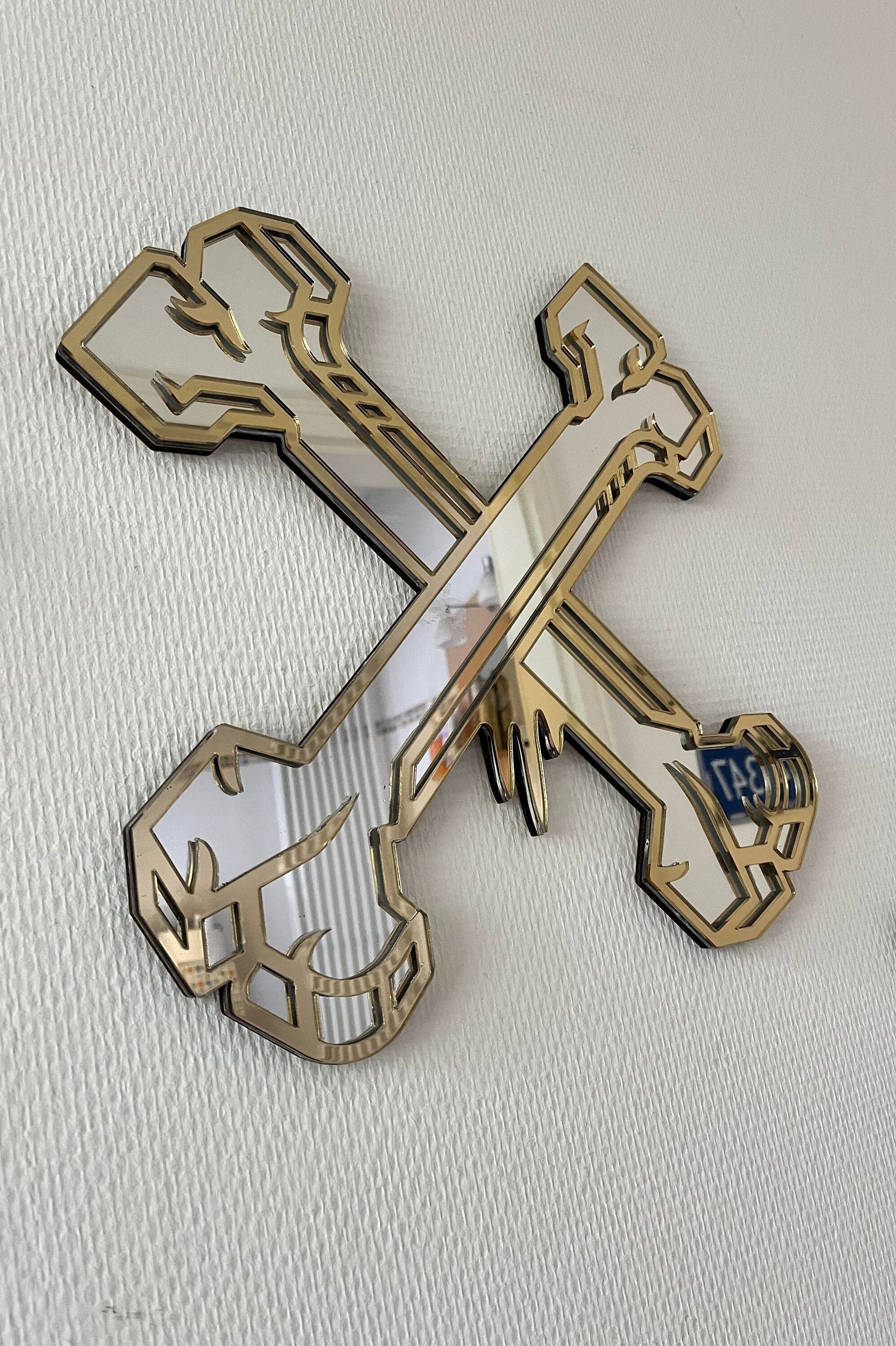 Handgemaakte gouden Crossbones tattoo spiegel met zilveren details door Lekky Studio in Twente.