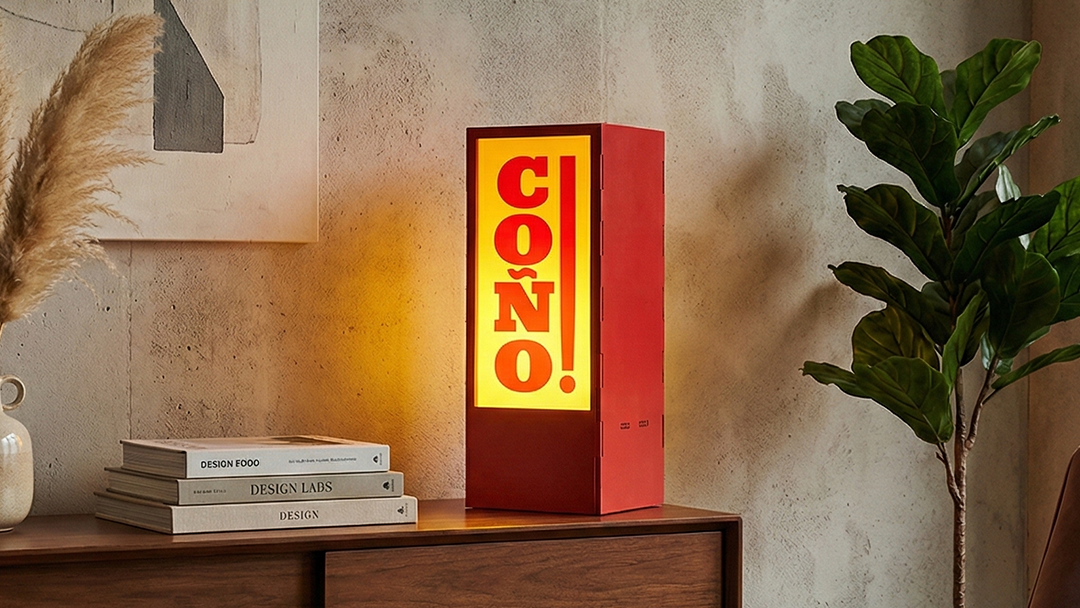 Handgemaakte houten Coño design tafellamp met acryl details door Lekky Studio in Twente.