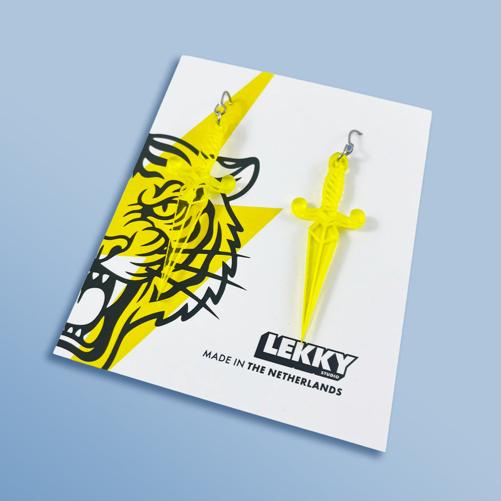 Handgemaakte gele acryl dolk oorbellen in traditionele tattoo flash stijl, gemaakt in Nederland.