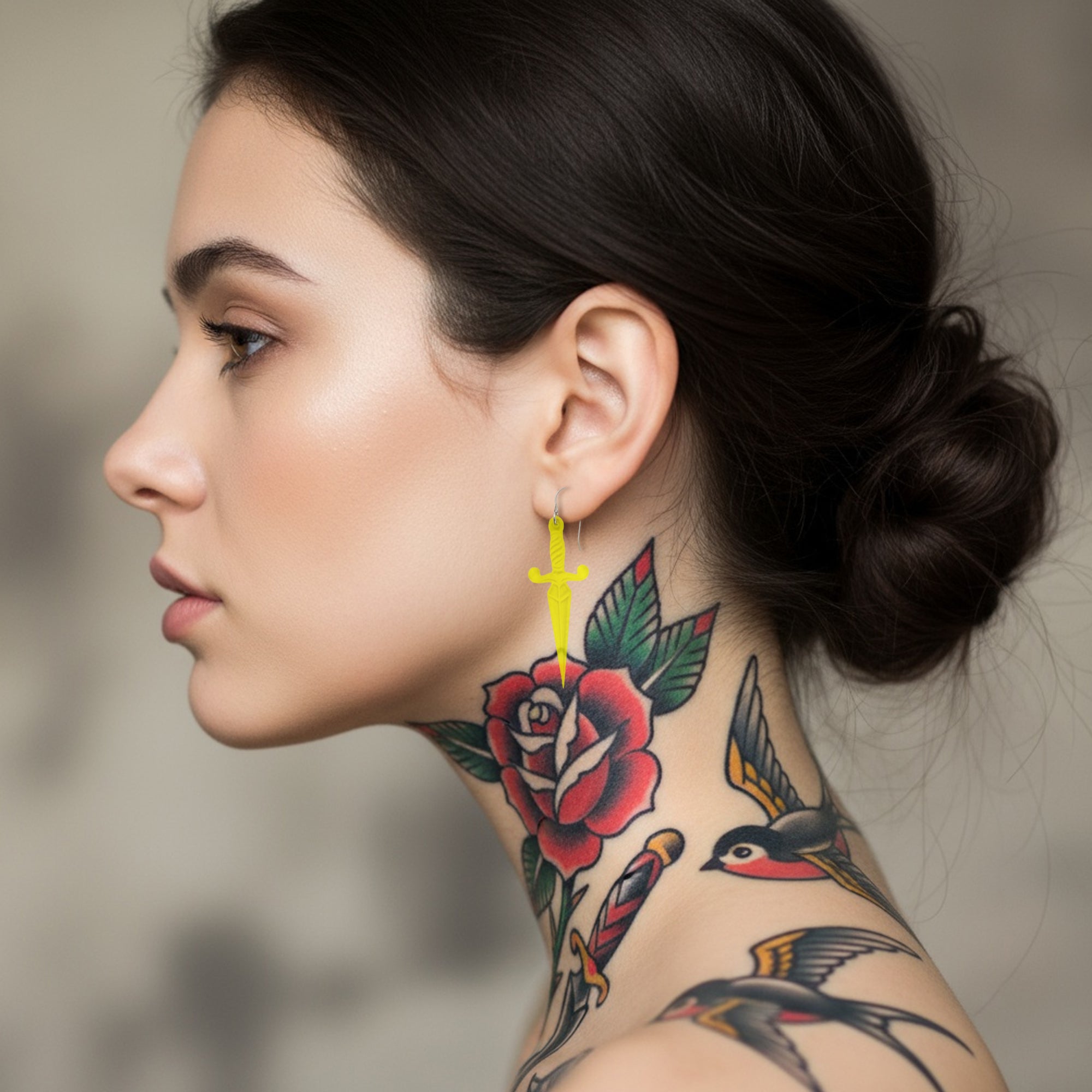Girl with handgemaakte gele acryl tattoo dolk oorbellen 
