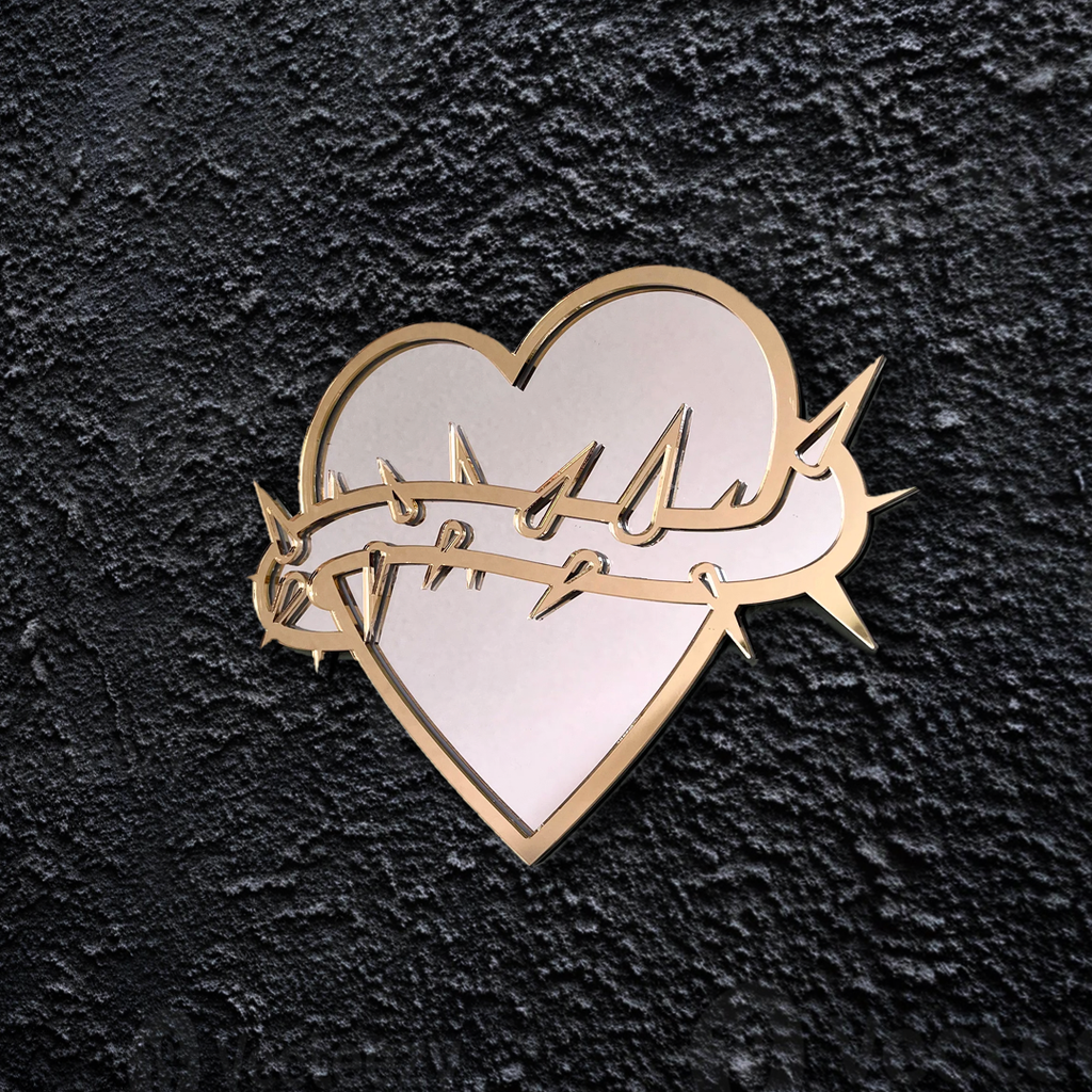 Handgemaakte gouden hart spiegel met doornen en tattoo design door Lekky Studio in Twente