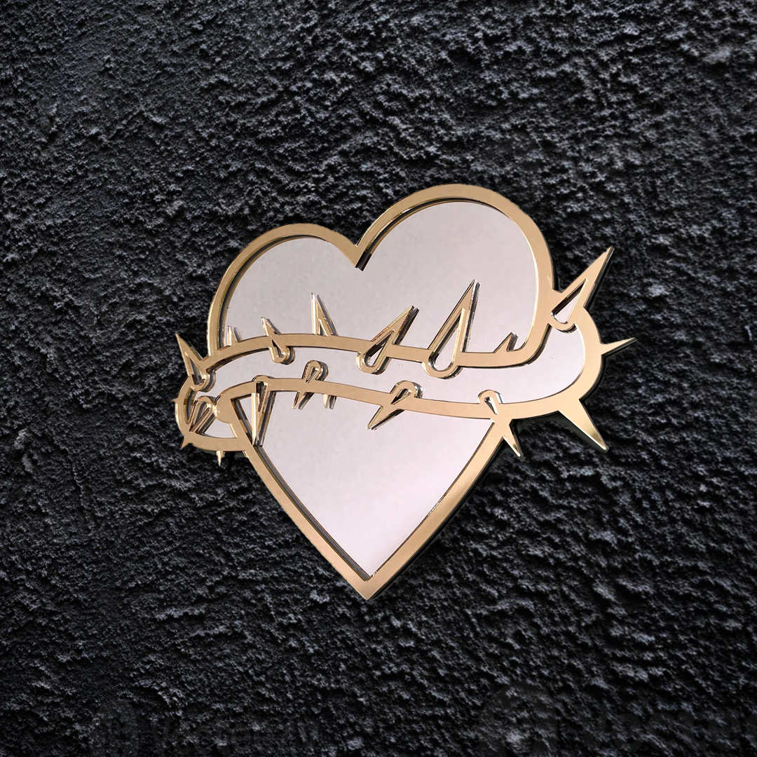 Handgemaakte gouden hart spiegel met doornen en tattoo design door Lekky Studio in Twente