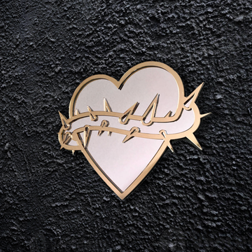 Handgemaakte gouden hart spiegel met doornen en tattoo design door Lekky Studio in Twente
