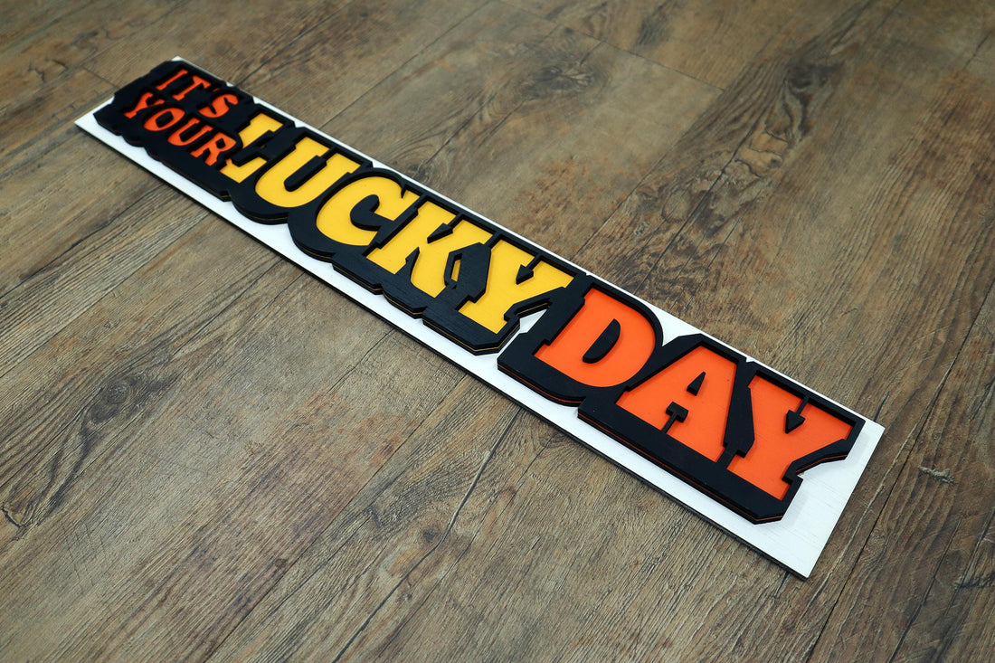 Handgemaakt houten wandbord It’s Your Lucky Day met handgeschilderde details door Lekky Studio in Twente.