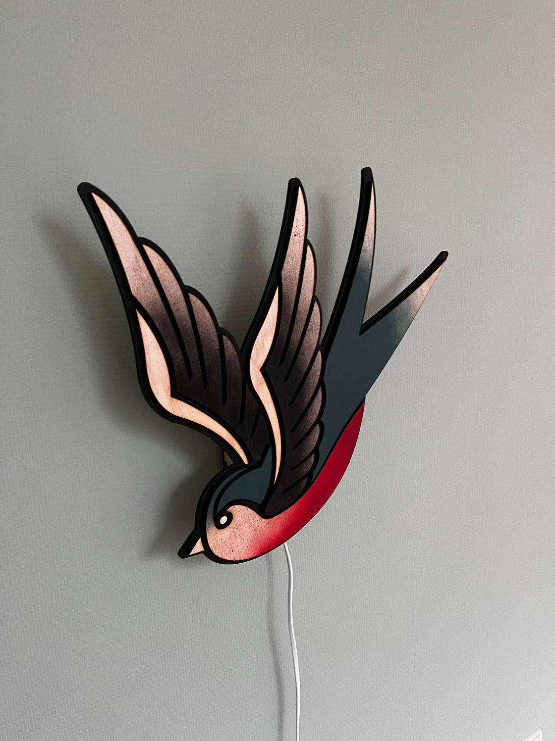 Handgemaakte houten Zwaluw Tattoo Lamp in traditionele stijl door Lekky Studio in Twente