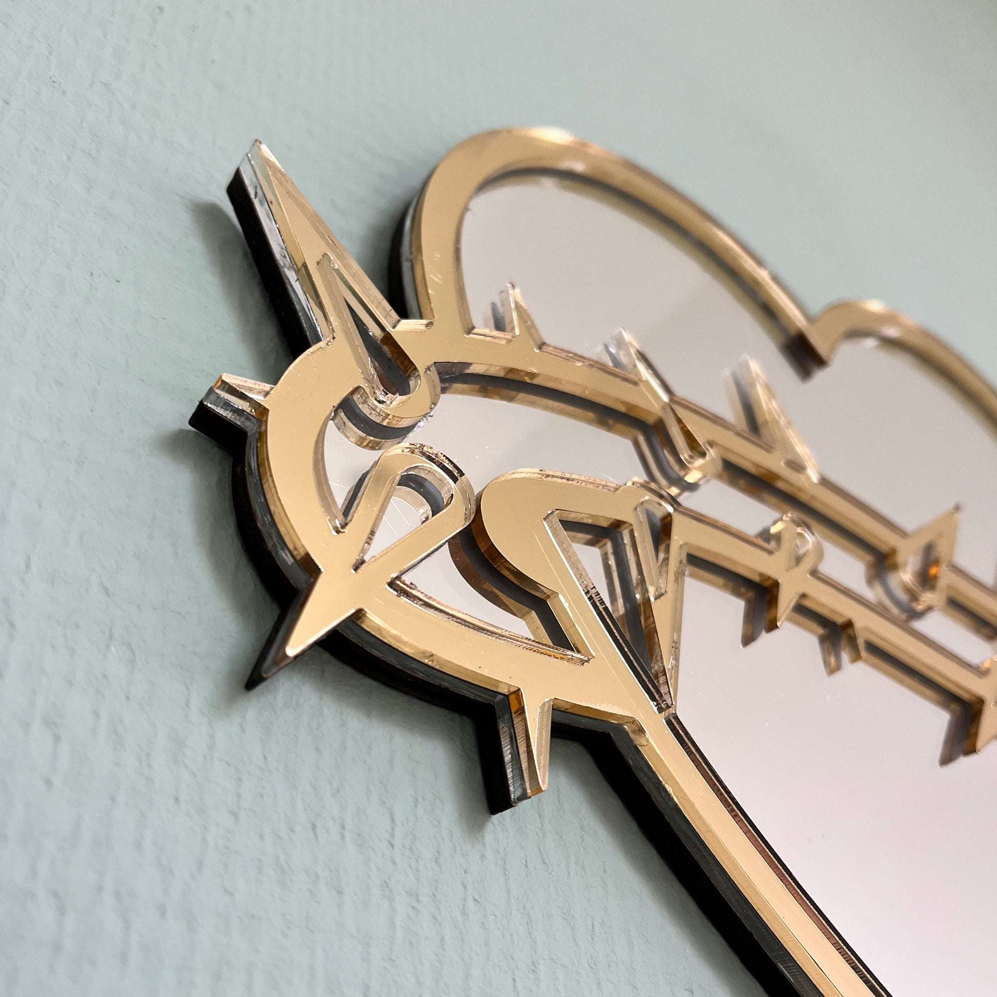 Lekky Studio&#39;s Exclusive Heart Mirror: Unique thorn design in traditional tattoo style, with luxurious gold and silver accents. Size: 29x22cm. Hand-assembled, laser-cut acrylic for a bespoke artistic touch to your decor.