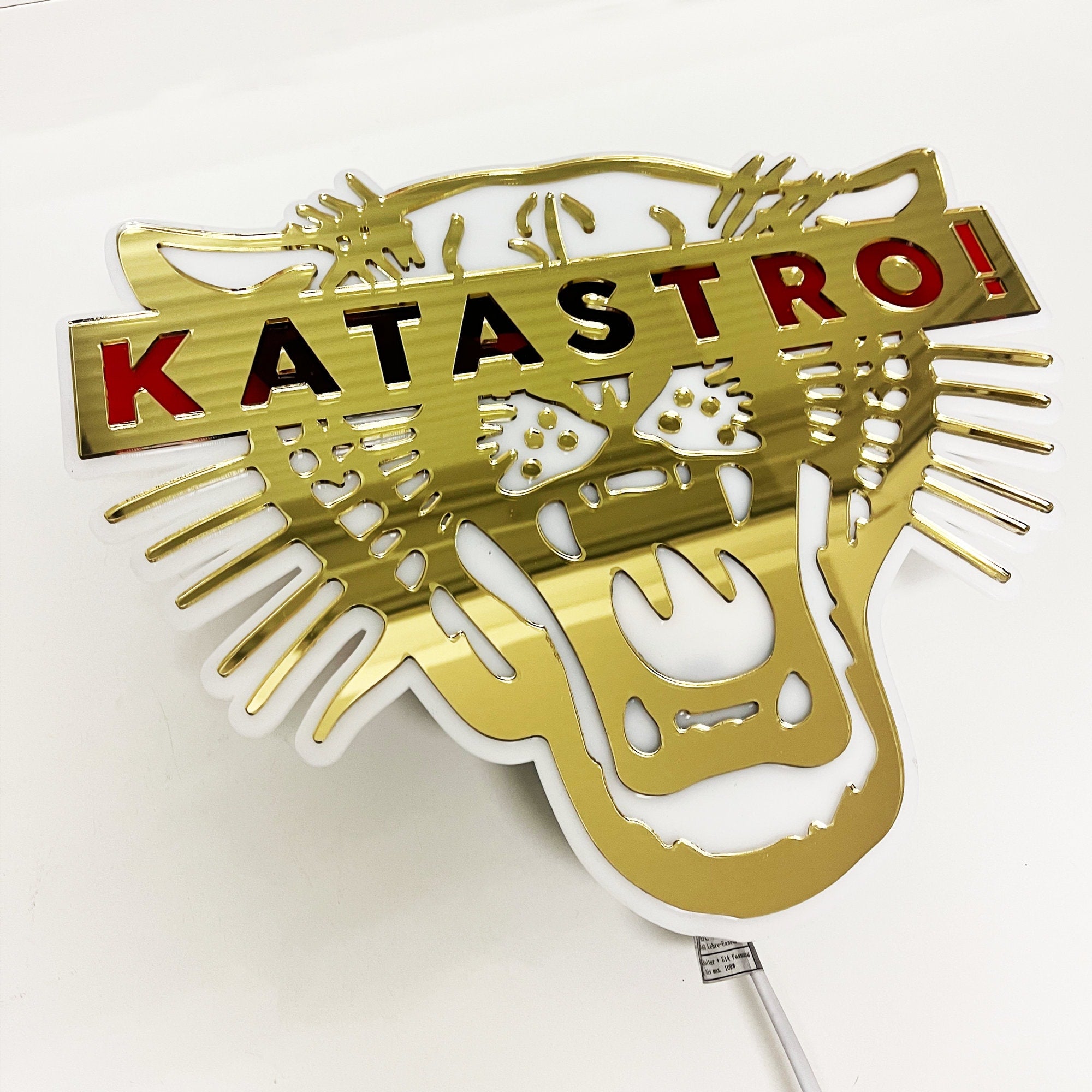 Handgemaakte Katastro! Andy Chavez Tribute wandlamp met panter motief door Lekky Studio in Twente.