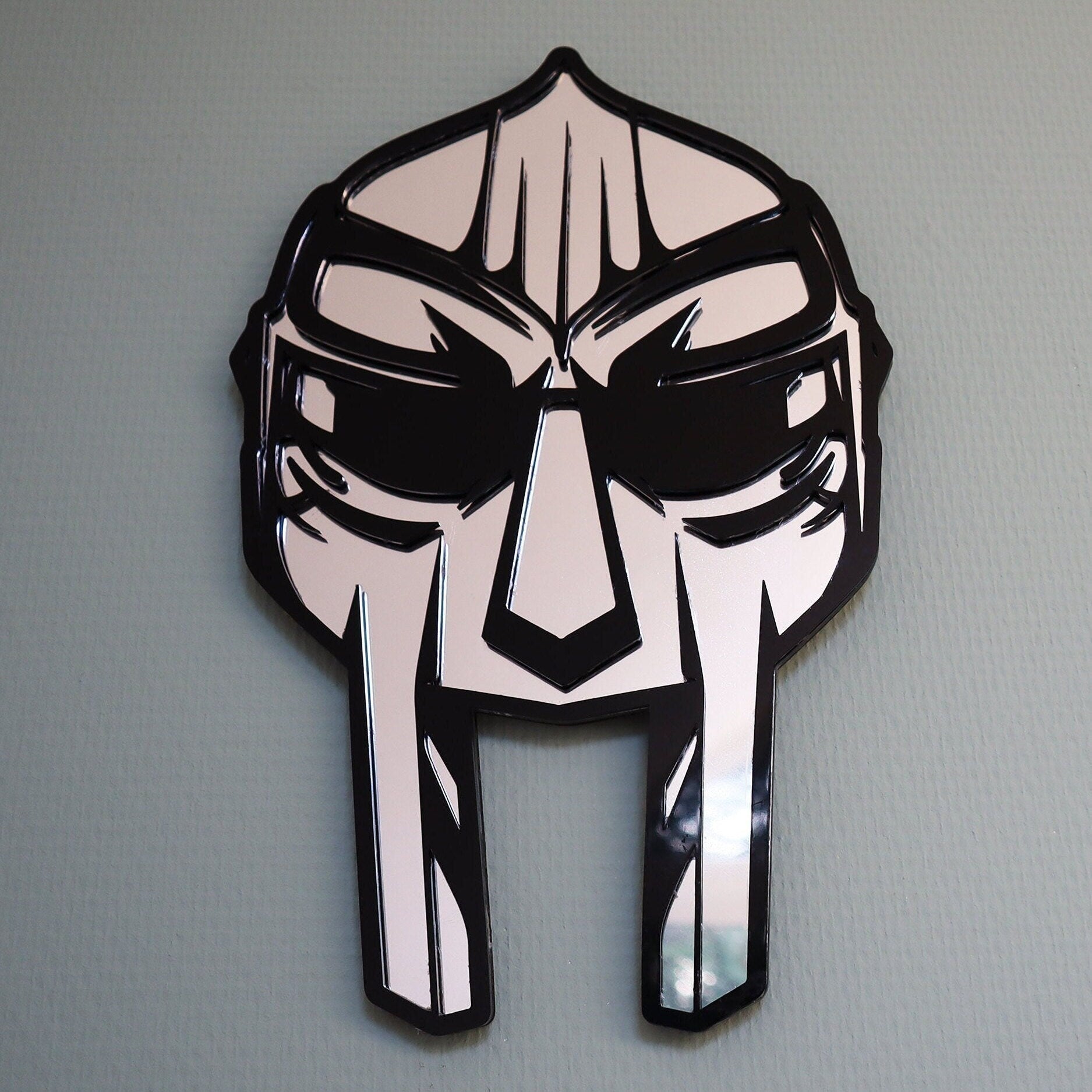 MF Doom Mirror Mask van Lekky Studio. Handgemaakt in Twente van luxe spiegelacryl en hout. Perfect voor hip hop fans.