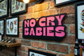 Handgemaakt gelaagd houten wandbord No Cry Babies door Lekky Studio in Twente.