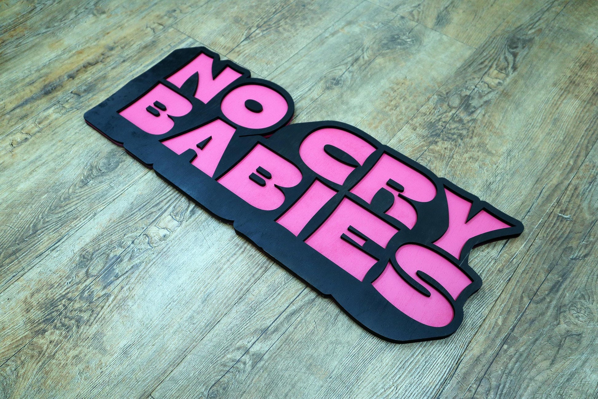 Handgemaakt gelaagd houten wandbord No Cry Babies door Lekky Studio in Twente.