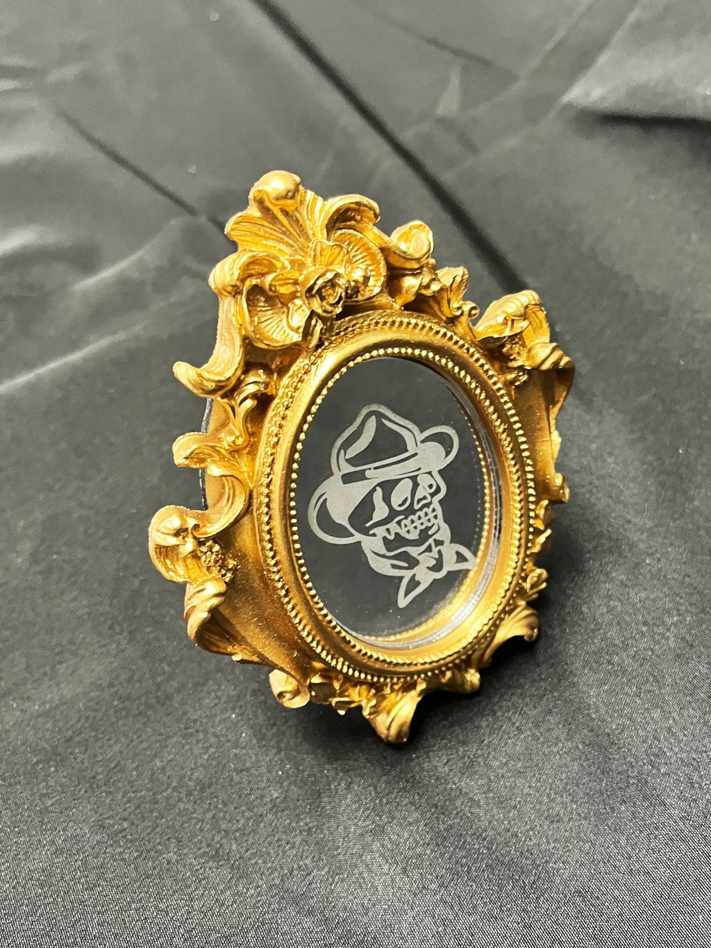 Gegraveerde acryl spiegel met cowboy skull tattoo in een kleine gouden vintage lijst.