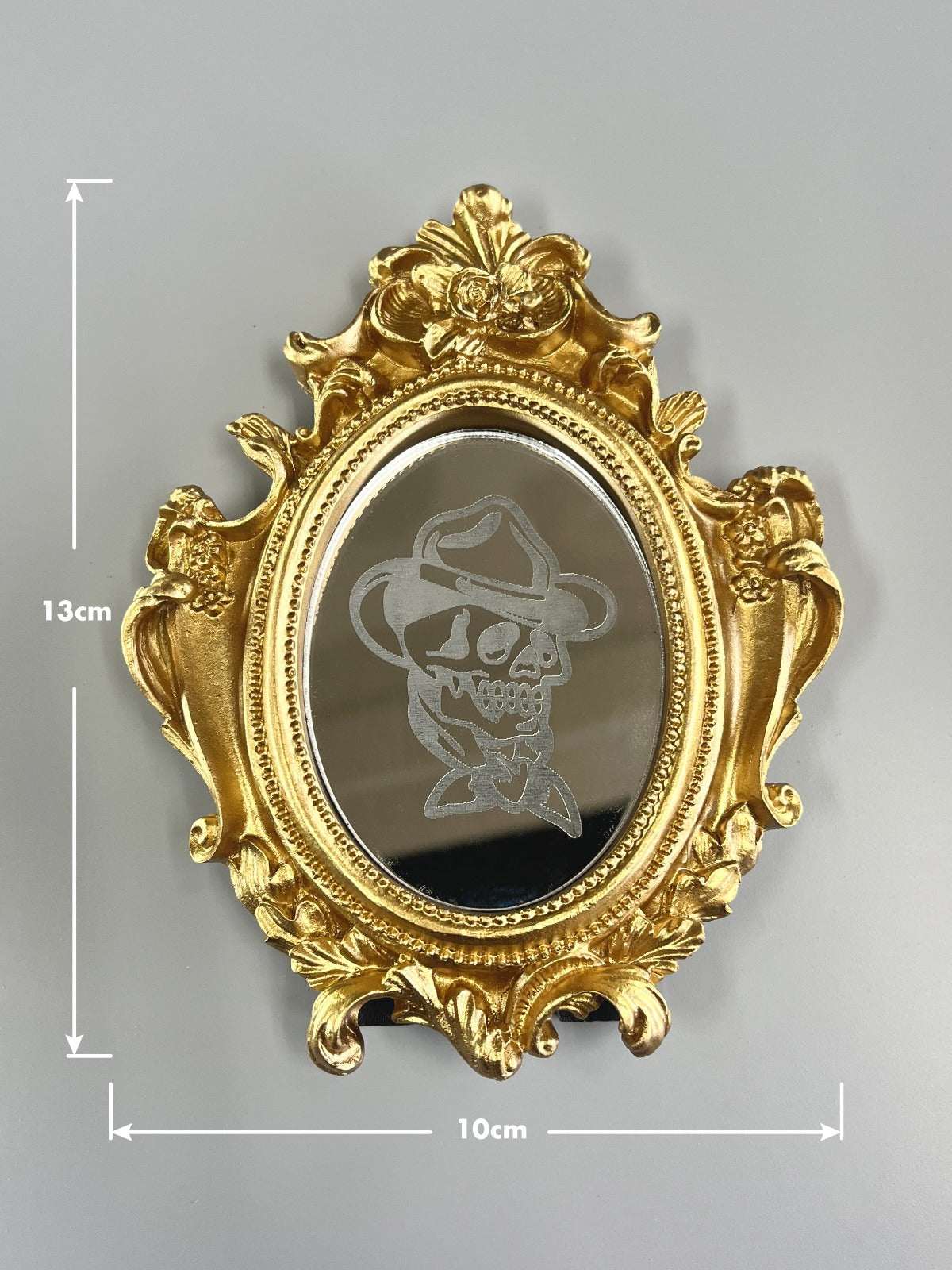 Gegraveerde acryl spiegel met cowboy skull tattoo in een kleine gouden vintage lijst.