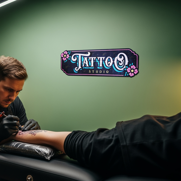 Handgemaakt houten Spring Vibes Tattoo Sign met bloemenpatroon en tattoo tekst door Lekky Studio in Twente.