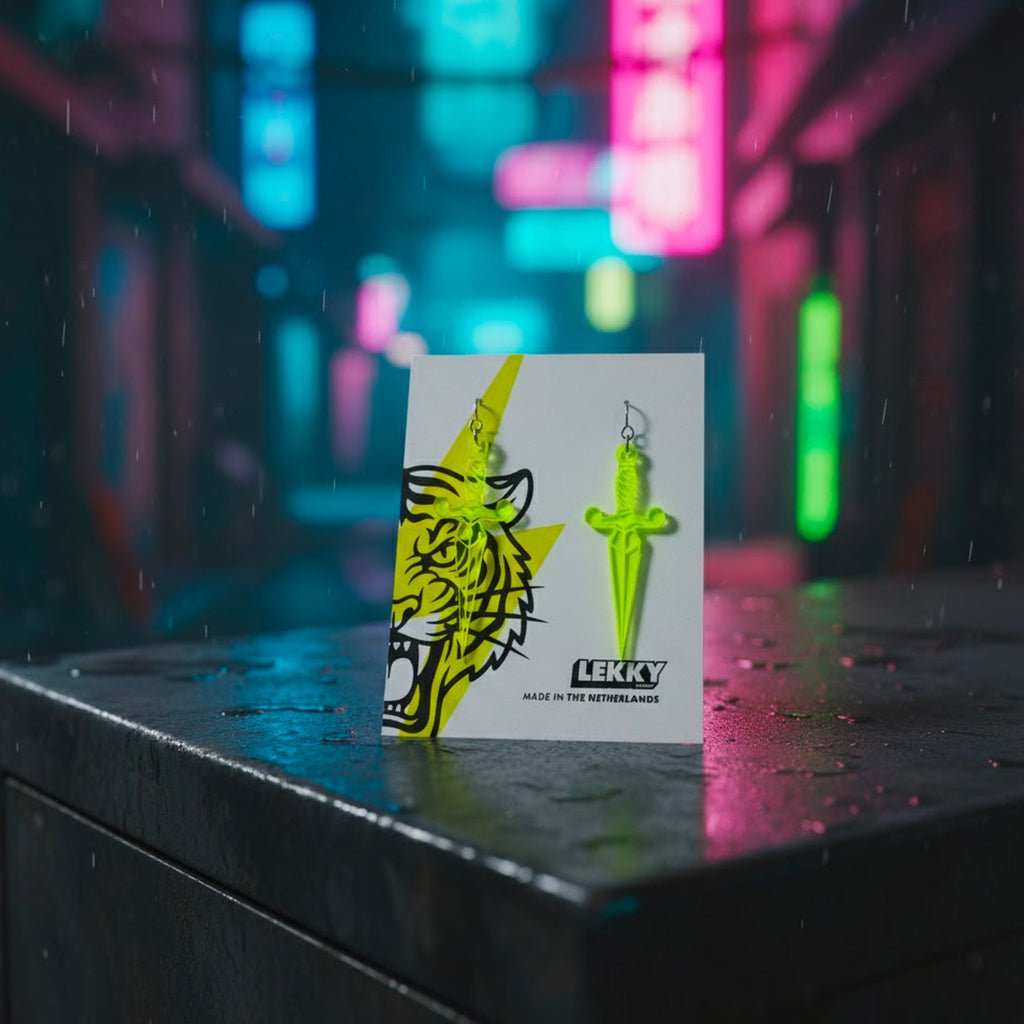 Handgemaakte gele acryl dolk oorbellen in traditionele tattoo flash stijl, gemaakt in Nederland.