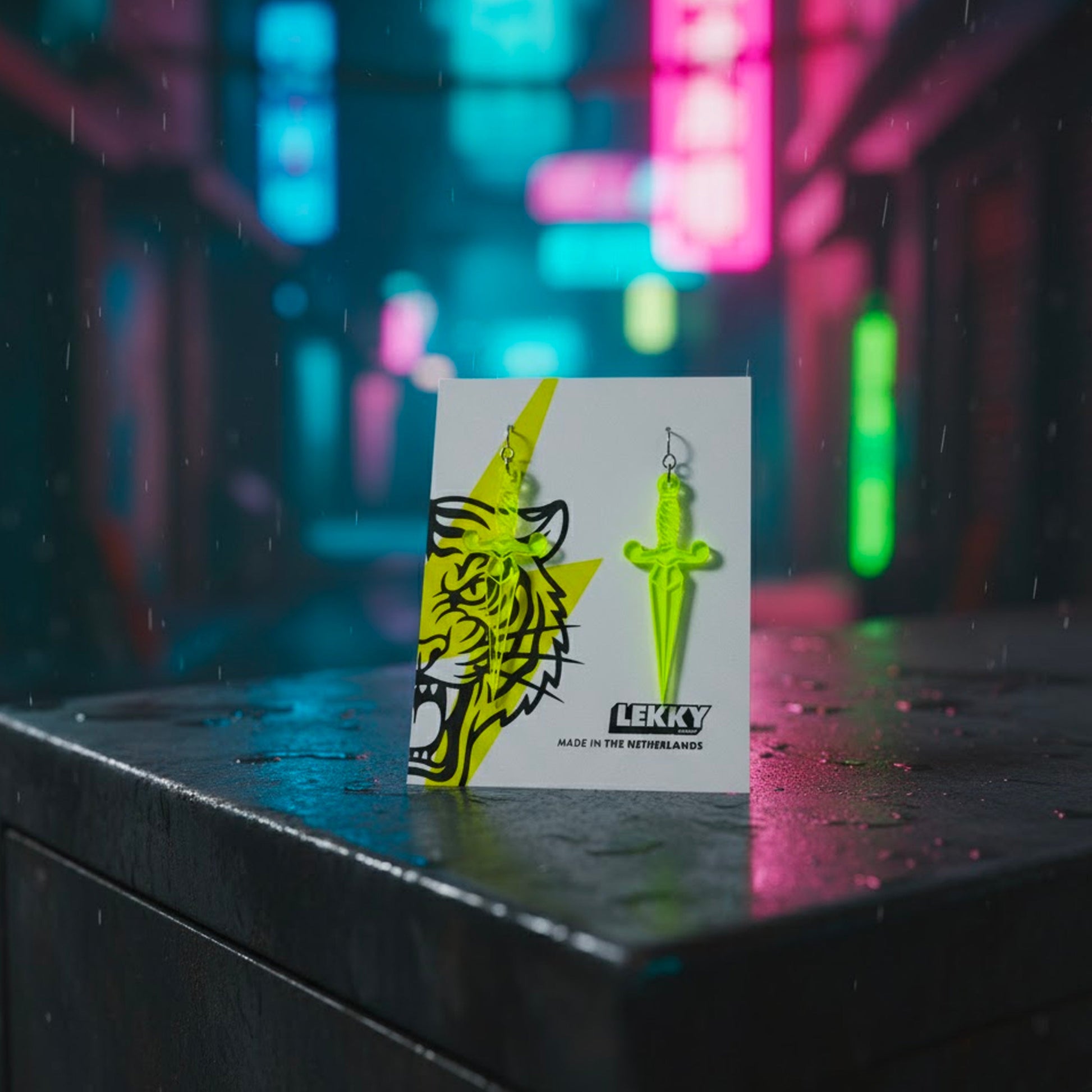 Handgemaakte gele acryl dolk oorbellen in traditionele tattoo flash stijl, gemaakt in Nederland.