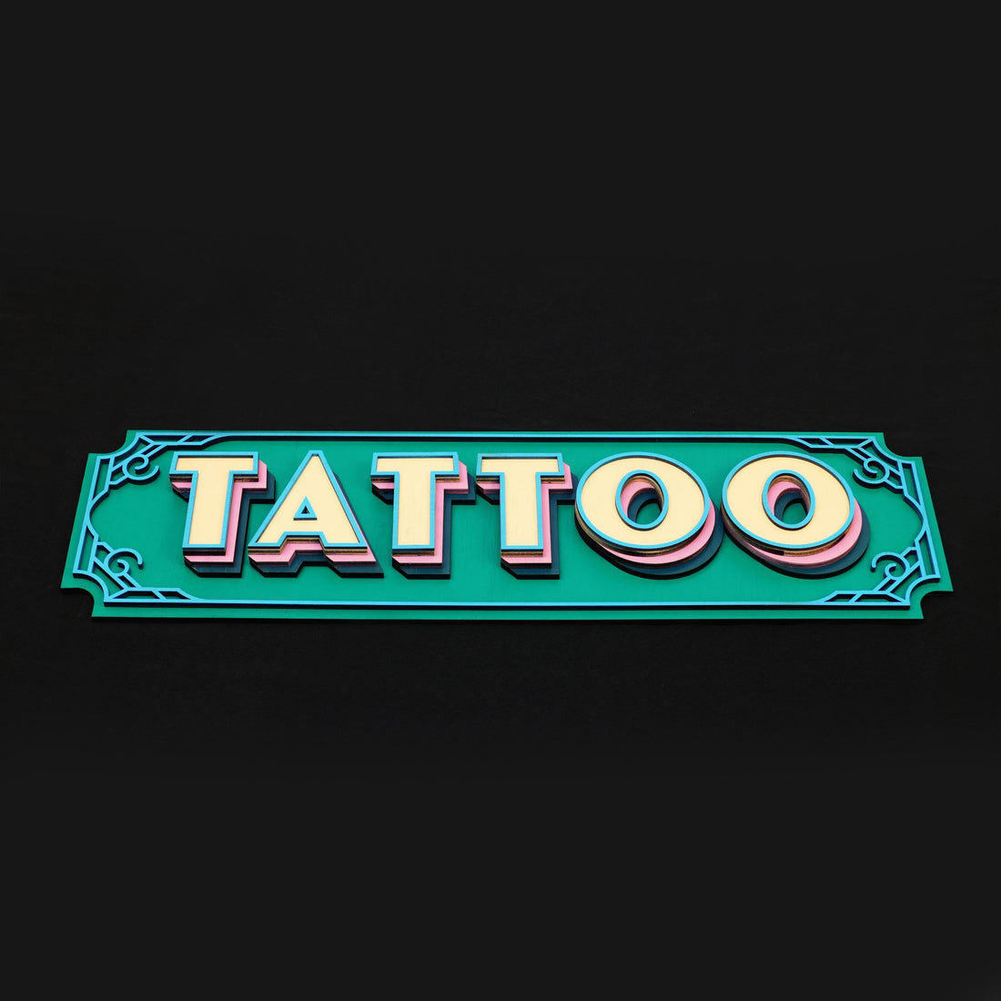 tattoo_sign_vintage_gelaagd_houten_wandbordHandgemaakt gelaagd houten Tattoo Sign in vintage stijl door Lekky Studio in Twente.