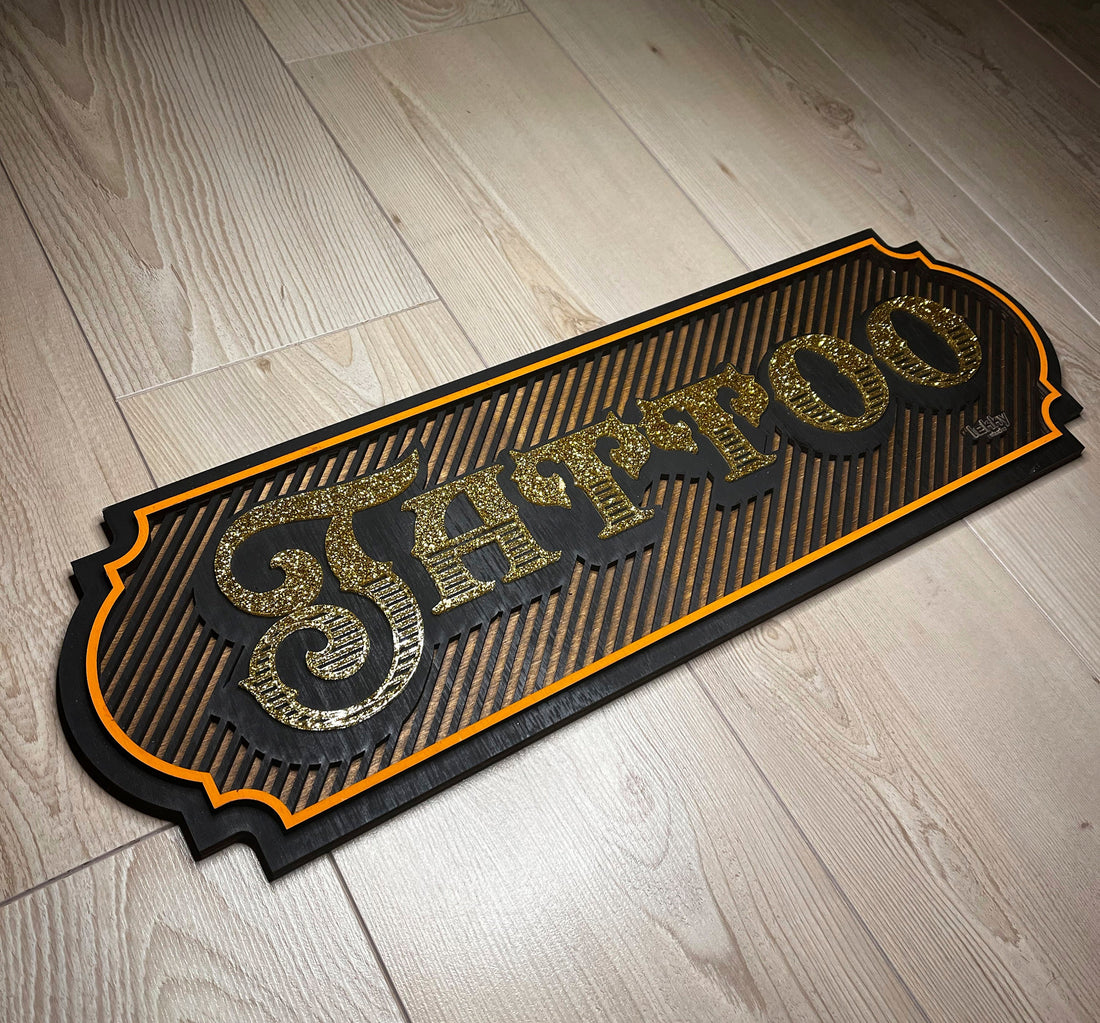 Handgemaakt houten Tattoo Sign met goud glitter acryl letters door Lekky Studio in Twente.