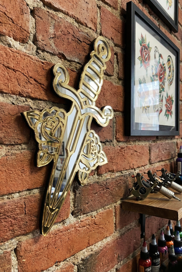 Handgemaakte gouden spiegel Tough Love met dagger en rozen design door Lekky Studio in Twente.