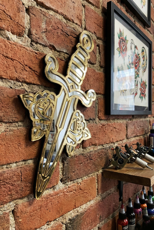 Handgemaakte gouden spiegel Tough Love met dagger en rozen design door Lekky Studio in Twente.