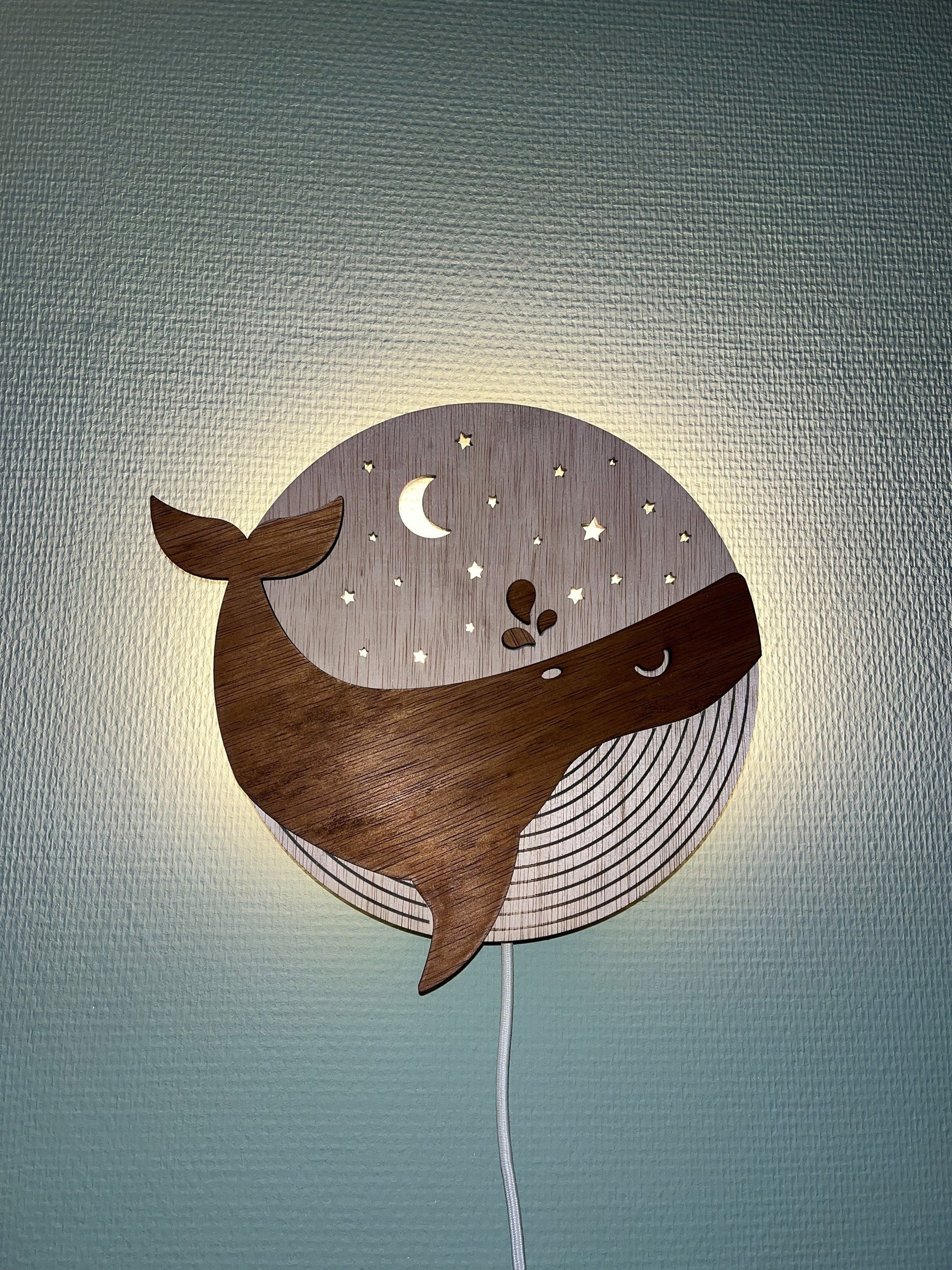 Handgemaakte houten wandlamp Sueños del Mar met walvis en maan design voor babykamer door Lekky Studio in Twente